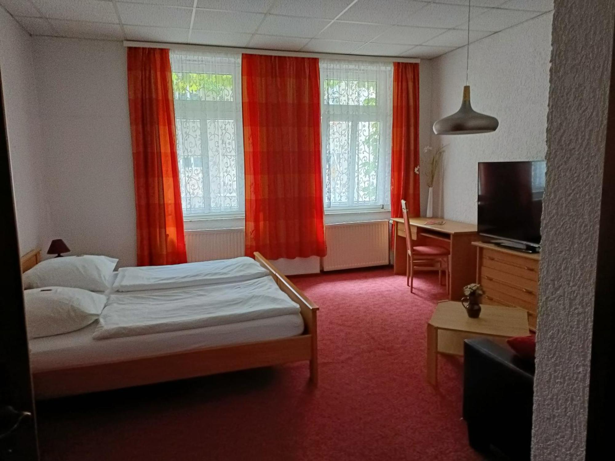 Hotel Zum Goldenen Loewen メルゼブルク エクステリア 写真